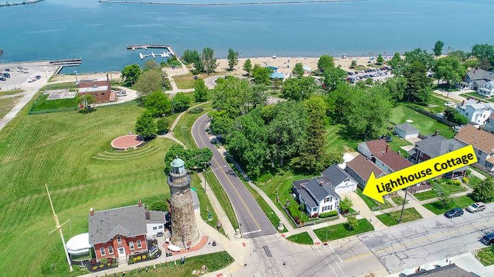 "Lighthouse Cottage" Steps to Beach & Lake Erie!