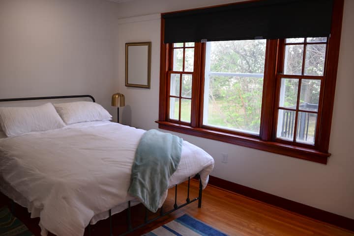 主卧配备套房和步入式衣帽间。主楼层