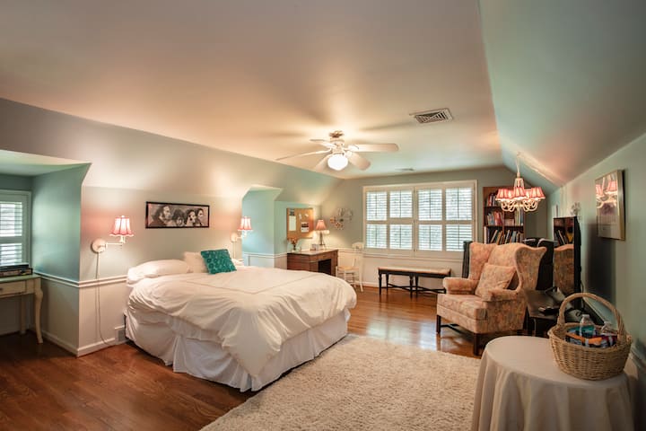 4OO SQ FOOT SPACE - NEW מיטה ומלון BEDDING - חלל עבודה עבור WORRK - HIGH SPPED אינטרנט/WIFI - FRIDGE - NEW HD 4K TV עם HULU PRIME NETFLIX. עצי עץ, חלון גדול בחזית ובצד המשקיף על עצים ורכוש.