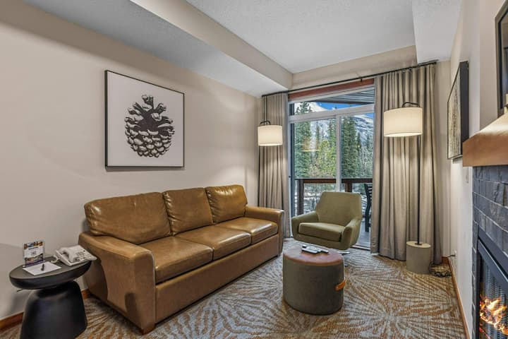 One Bed King Pool/Mountain View Suite