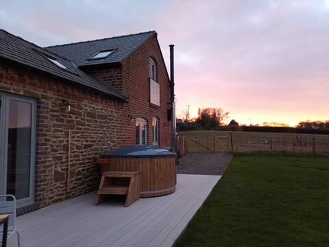 Luxury two barns inc hot tub, pizza oven, log fire