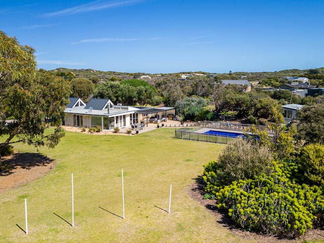 A Symphony of Sun & Sea – 4.5 acres, swimming pool