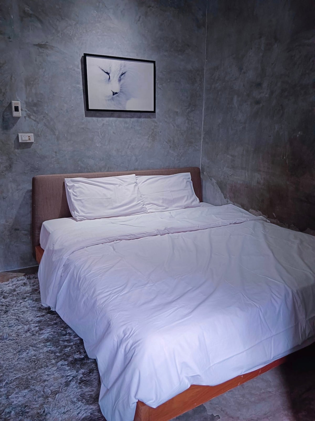 מיטה נוחה עם סדינים רכים ונקיים.