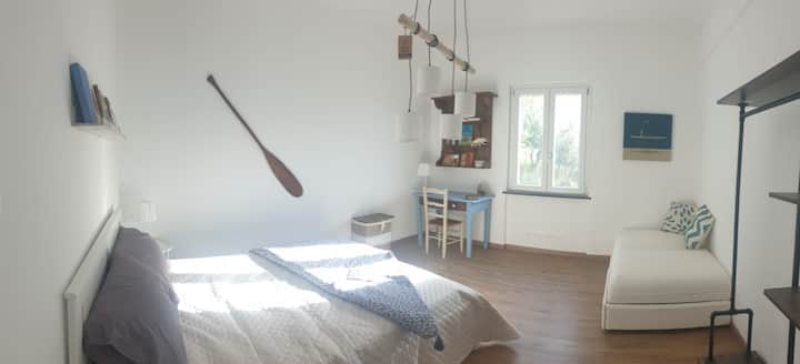 Chumba kilicho na kitanda kikuu na vibanda viwili vya kitanda kimoja