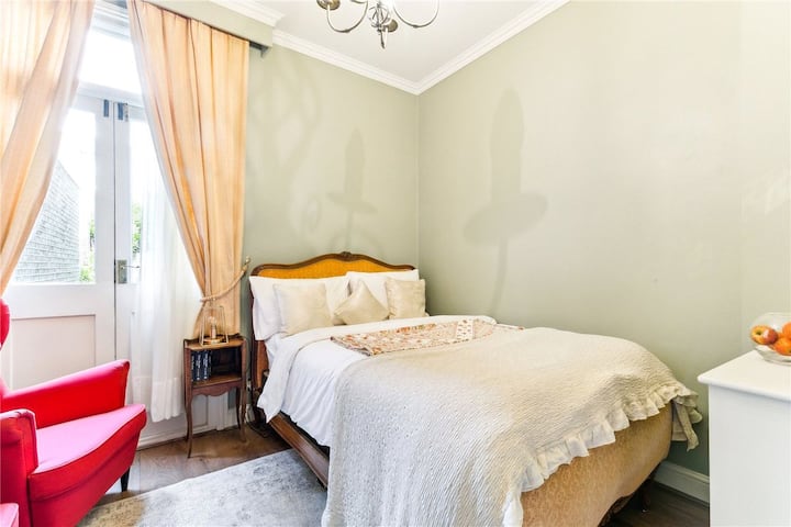 Chumba cha kulala cha ghorofa ya chini chenye ufikiaji wa bustani