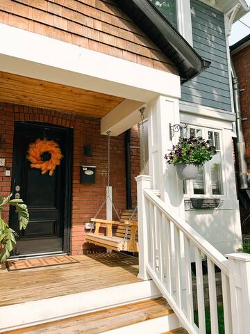 Stylish Toronto Family Retreat gallery image 2