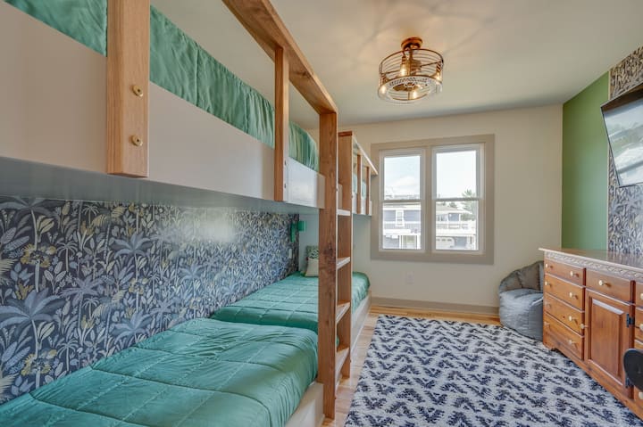 ¡La habitación de la litera cuenta con espacio para cuatro niños, juegos y juguetes, su propio televisor y paredes de pizarra!