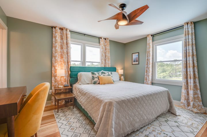 El dormitorio 1 cuenta con una cama tamaño king, baño en suite, espacio de trabajo dedicado, cortinas opacas, ventilador de techo, máquina de sonido y televisor con cable y opciones de transmisión.