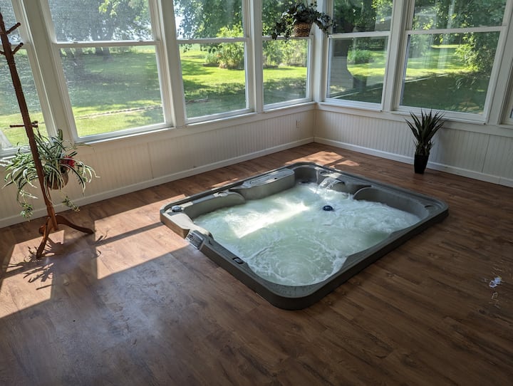 East Side Home With Hot Tub (2 Kings, 1 Full) - Terre Haute, IN