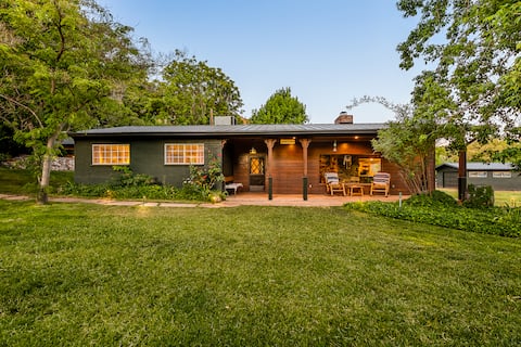 Sedona Wine Country | Hot Tub, Fireplace & Views