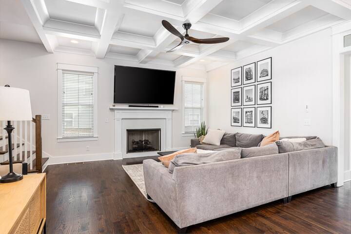 King Beds/Walk to Stadium/Porches/Cardio Equip gallery image 2