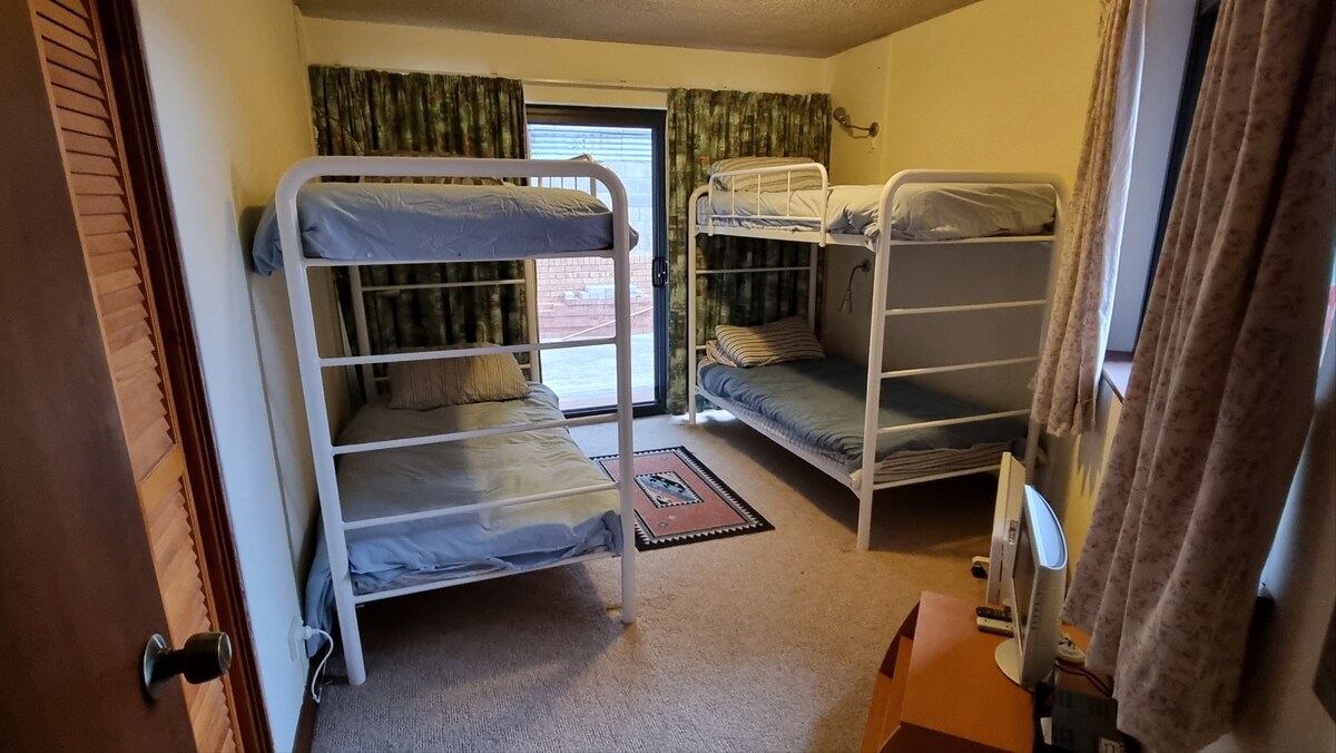 เตียงสองชั้น 2 เตียงที่เก็บของเครื่องทำความร้อนและประตูกระจกสองชั้นทางเข้าสวนด้านหลัง