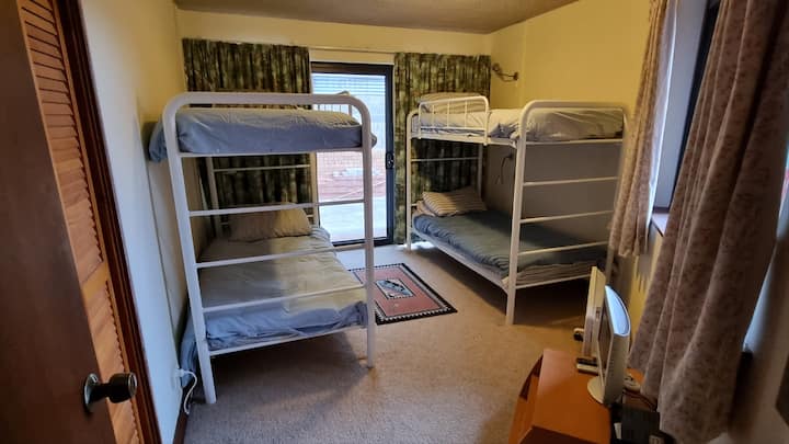 Deux lits superposés, rangements, chauffage et accès à la porte à double vitrage des jardins à l'arrière.