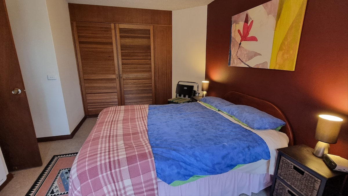 ห้องนอนใหญ่พร้อมเตียงขนาดควีนไซส์ที่เก็บของและเครื่องทำความร้อนเพียงพอ 