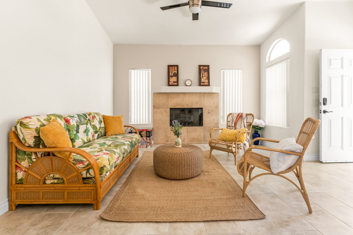  1 - kauč na razvlačenje koji vodi do kreveta
2- KAMIN JE SAMO ZA DEKORACIJE *