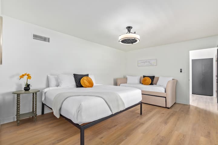 Спална соба 3 - Примарен апартман кој се наоѓа на главното ниво на домот. Се одликува со душек со брачен кревет и двоен кревет со премиум постелнина. Оваа спална соба има приватна комбинација на када/туш кабина, како и плакар. 