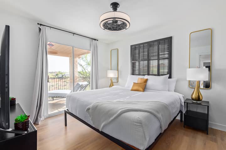 Спална соба 2 - брачен кревет (широк 150-179 см) со премиум постелнина и приватен пристап до верандата. Простор во плакарот и гардероберот за складирање и паметен HD телевизор со рамен екран. 