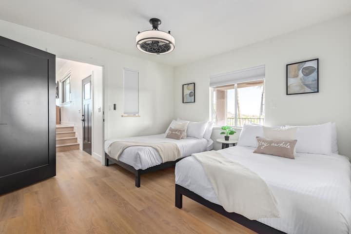 Спална соба 4 - два брачни кревета со премиум постелнина и дополнителен простор во плакарот. 