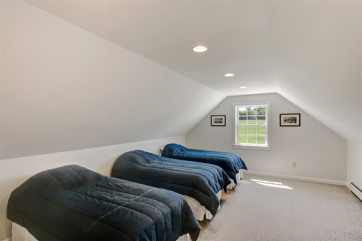 Четвърта спалня е над гаража с три единични легла. 