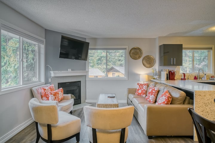 غرفة معيشة بسرير أريكة بمقاس كبير