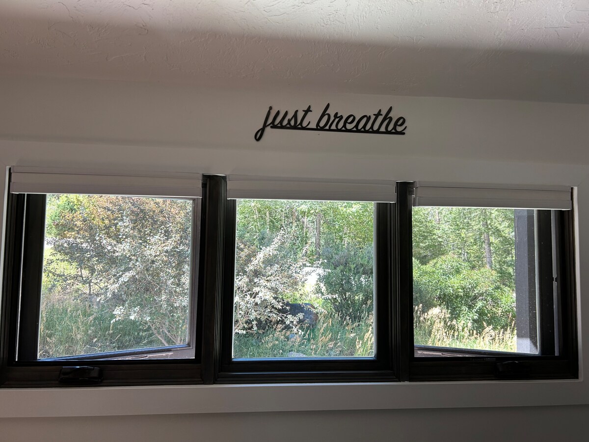Successful Airbnb property: "Just Breathe" exquisite 1 bdrm on mountain creek in Edwards