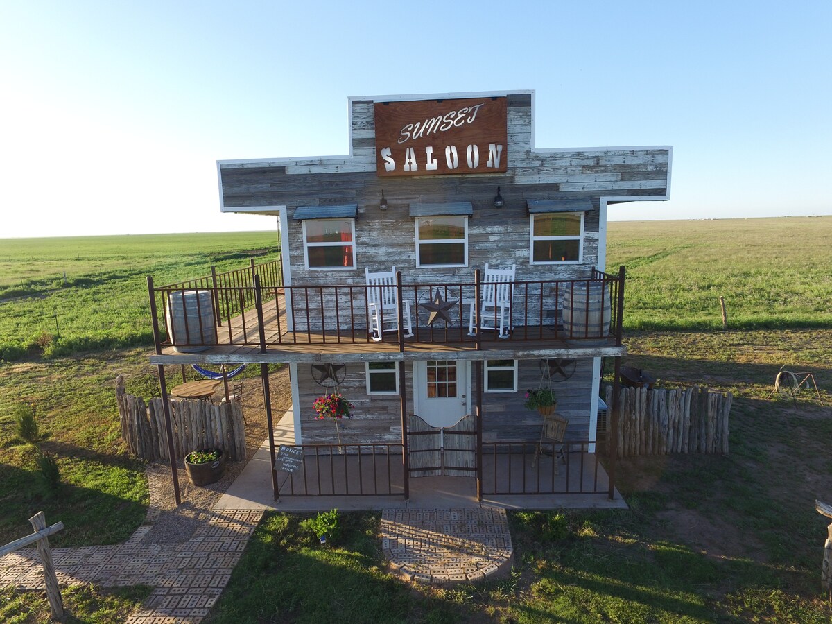 Sunset Saloon Themed Stay Wooden Hot Tub Tiny houses for Rent in