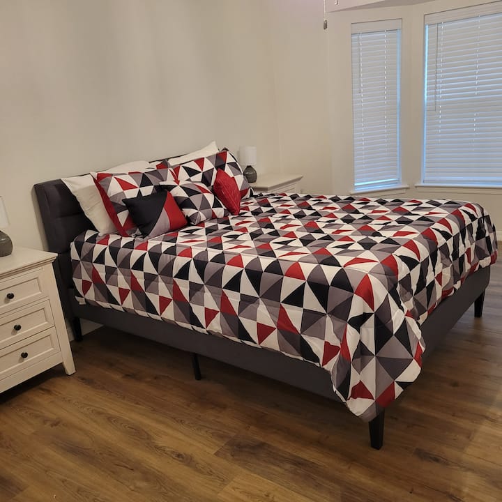 Dormitorio grande con colchón Queen Bear Hybrid para una comodidad excepcional