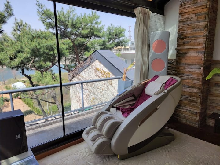 ห้องนั่งเล่นชั้นสอง