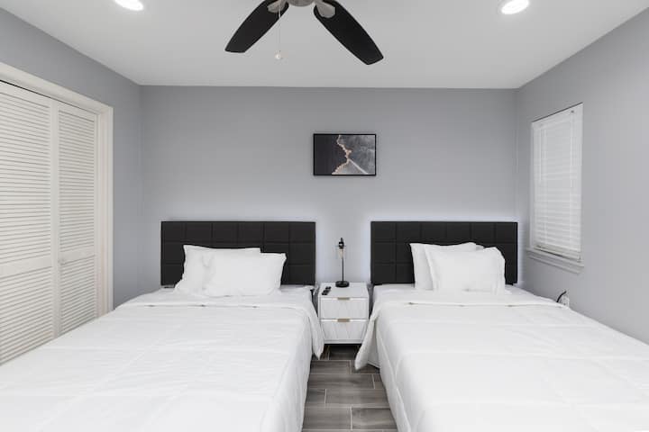 Ďalšia spálňa vybavená posteľami s 2 plnými posteľami