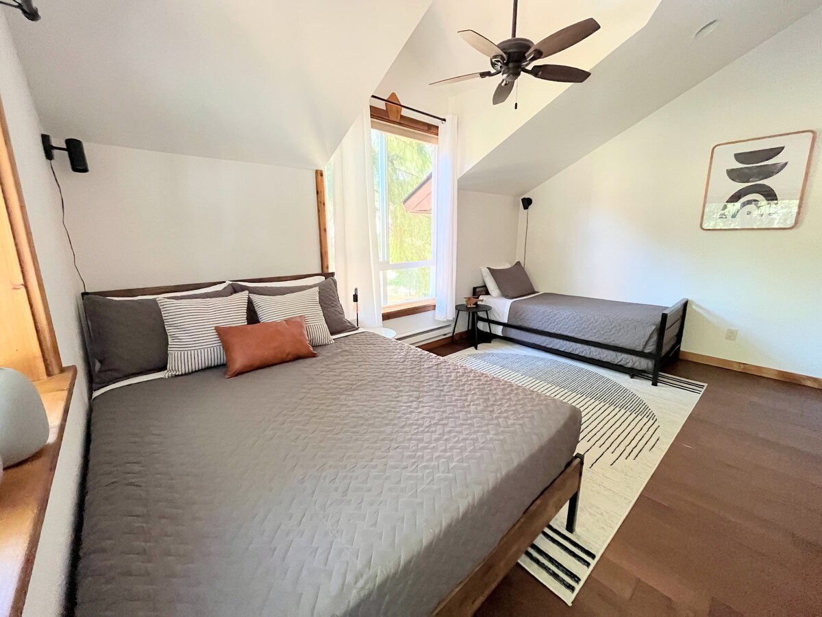 #Second Bedroom (Queen + 2 Twin)