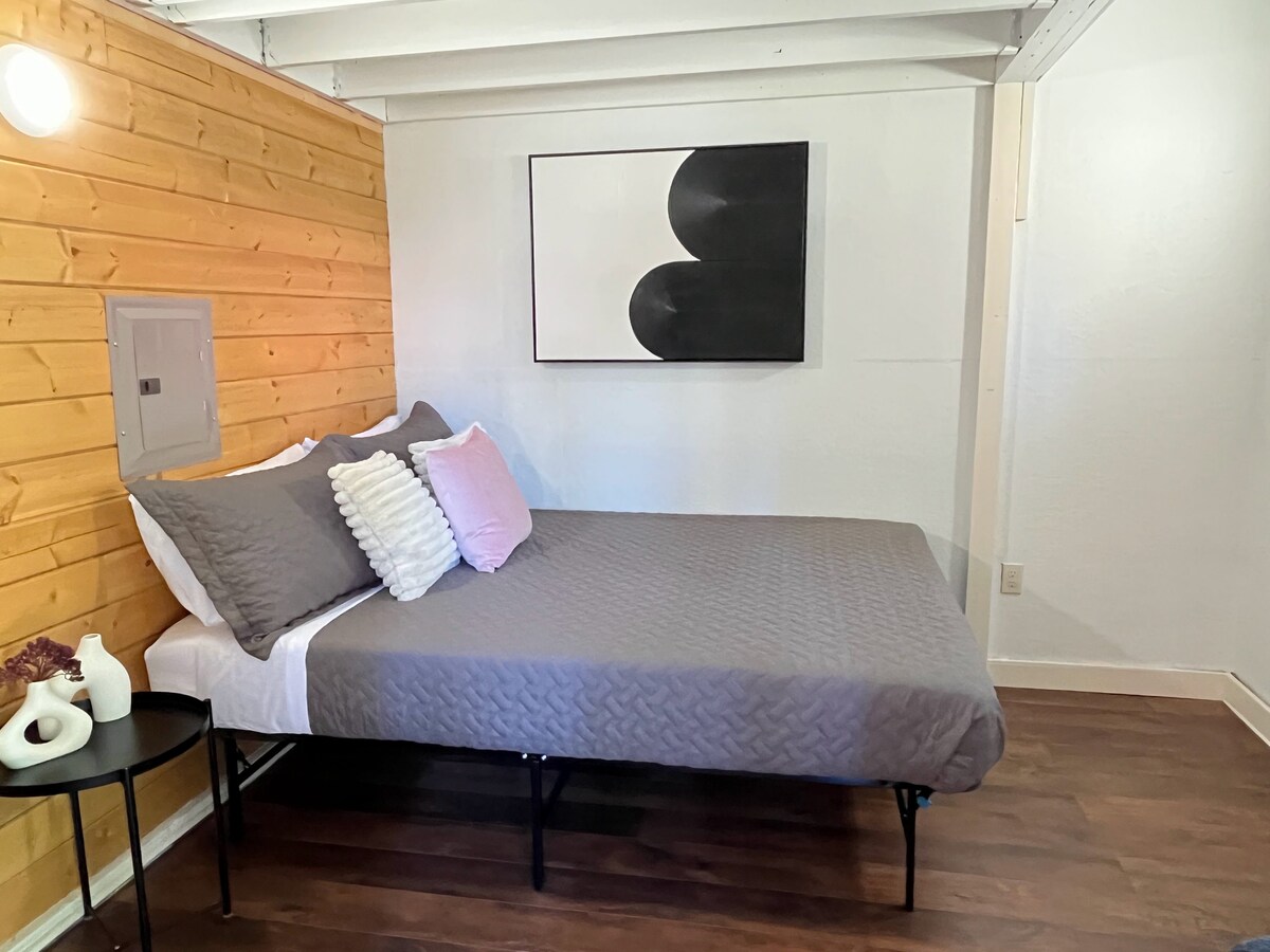 #Bunkhouse No. 1 (Queen Bed)