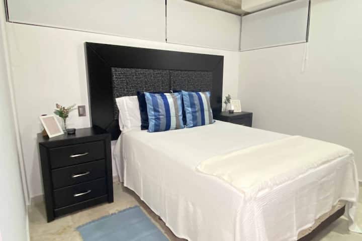 Secondary bedroom with a queen size bed.