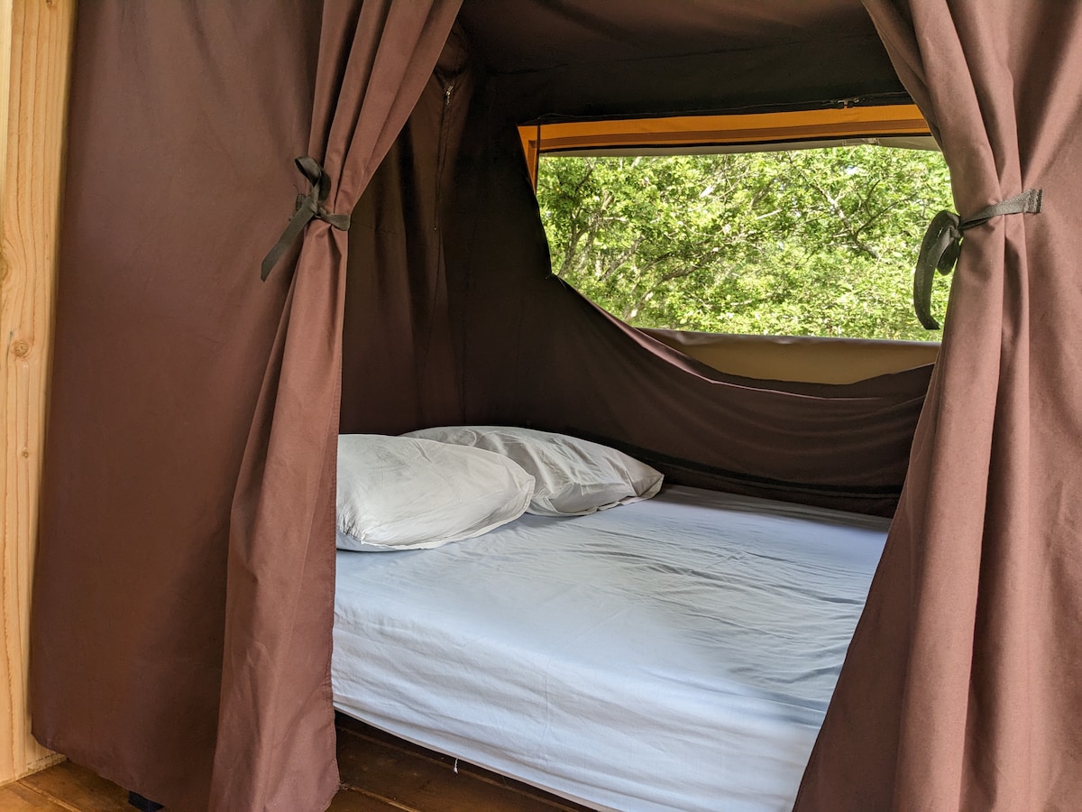 cama de 140 cm en la cabaña sobre pilotes