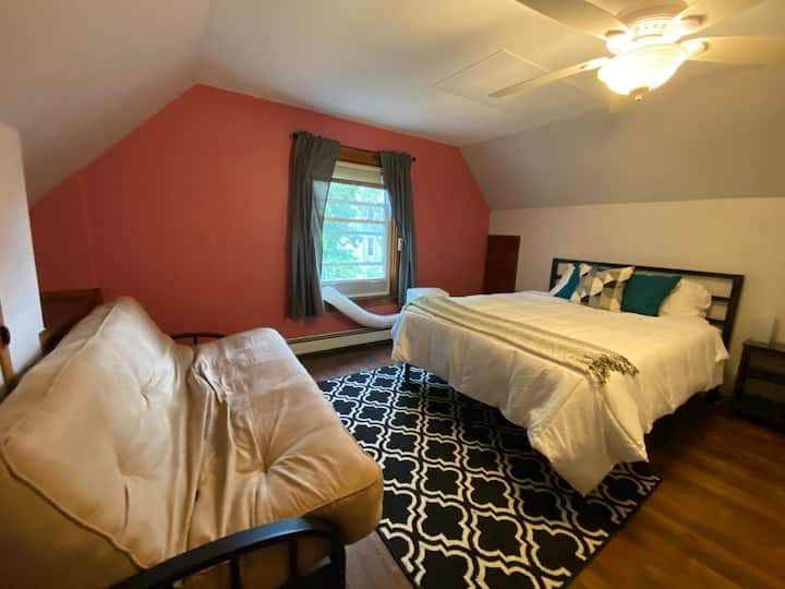 Спалня №3

Чисто ново двойно легло и матрак!