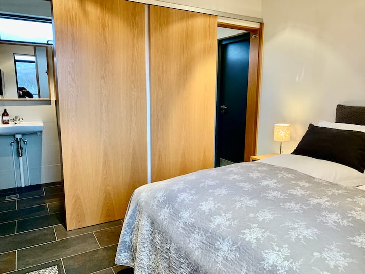 غرفة النوم 4. بيت الضيف مع مرحاض وتلفزيون كبير وقرصنة رائعة. يتسع لنوم شخصين. 