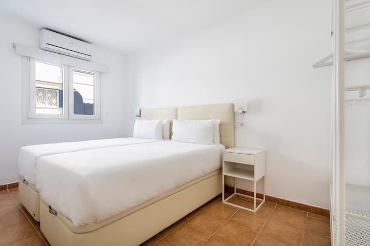 غرفة النوم رقم 2: سريران مفردان 