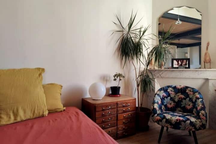 Eneo la kusoma katika eneo la kuishi. Inaweza kubeba usingizi wa mtu ambaye si nyeti sana kwa mchana.