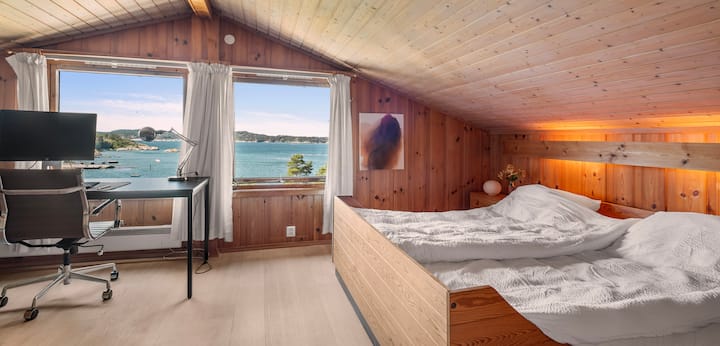 Dhoma kryesore e gjumit është e madhe dhe me pamje nga perëndimi. Përmban një krevat dopio dhe një hapësirë të mahnitshme pune me pamje. Në këtë dhomë ka gjithashtu një krevat të rehatshëm në fermë që është i përshtatshëm për fëmijë të vegjël ose të mëdhenj. Dhoma ka një pompë nxehtësie me një alternativë ftohjeje.