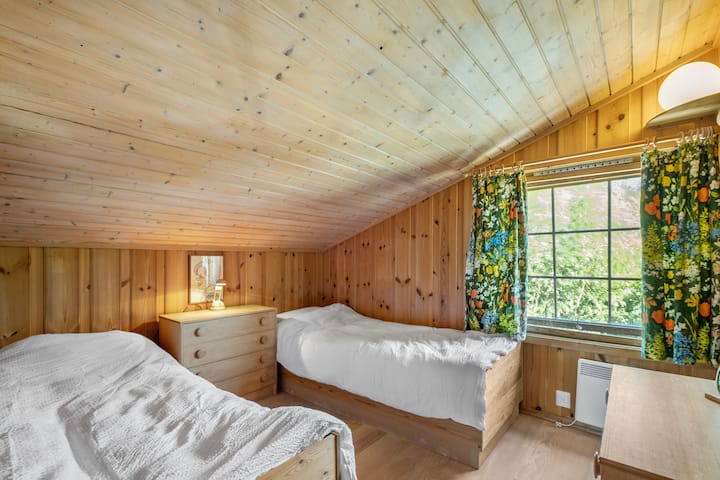 Dhomë gjumi e rehatshme # 3, e cila është më e vogël se dy të tjerat, me dy krevate tek.