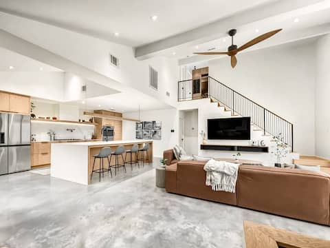 Successful Airbnb property: 1_OAK | custom designed experience | sleeps 10 in Alief