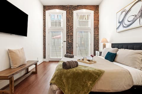 Successful Airbnb property: Ultimate Vacation & Event Spot | Fabu Posh Palafox in Pensacola / Ferry Pass / Brent