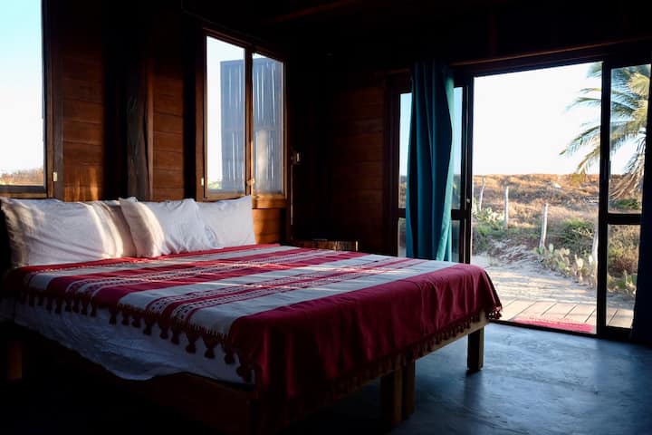 Nuestra cama tamaño King size te está esperando en el primer piso de nuestra cabaña.