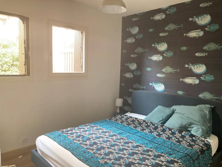 Chambre lit 160 avec grand placard et parquet