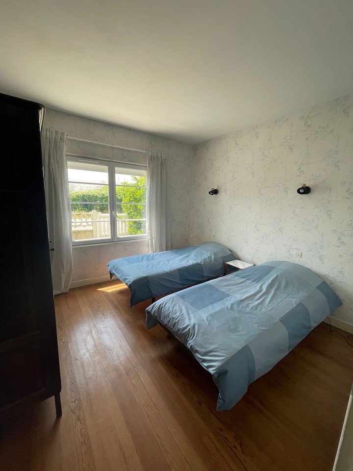 spavaća soba 4 nalazi se u maloj kući
2 jednostruka kreveta u 90/190