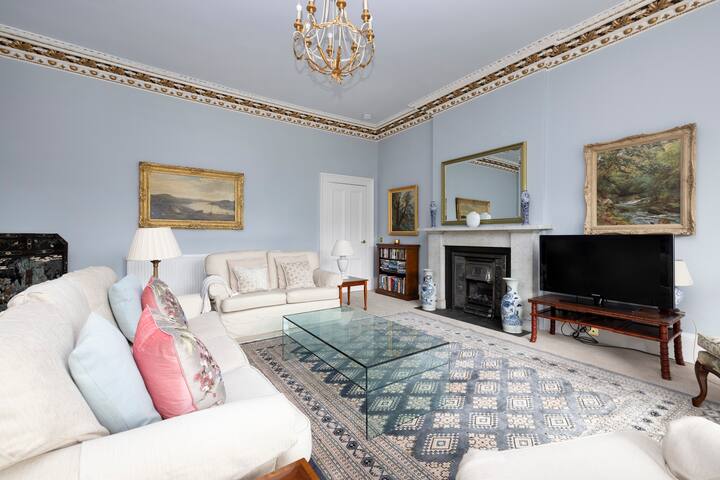 Elegant 3-BR Central Princes Street Apt with View gallery image 3