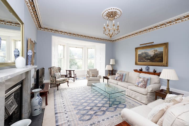 Elegant 3-BR Central Princes Street Apt with View