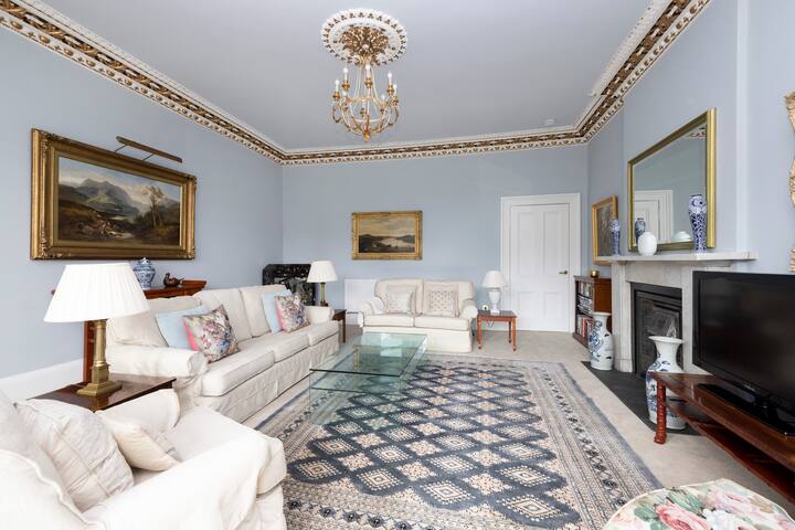 Elegant 3-BR Central Princes Street Apt with View gallery image 5