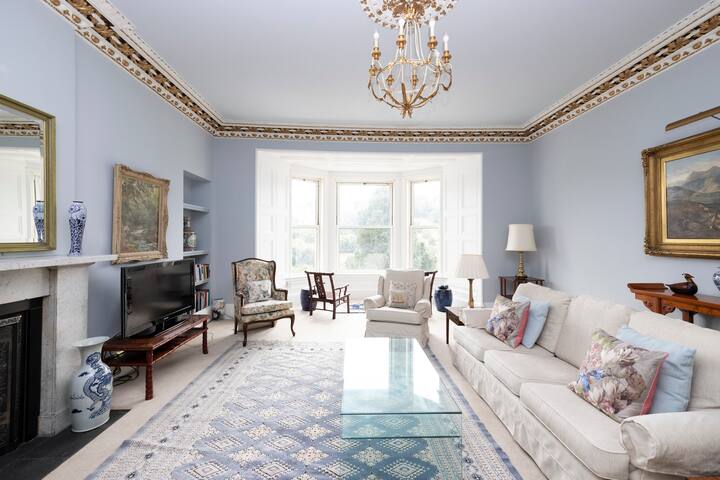 Elegant 3-BR Central Princes Street Apt with View gallery image 2