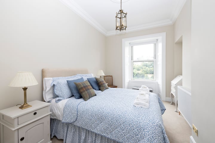 La habitación 2 tiene una cama doble con dos mesitas de noche.