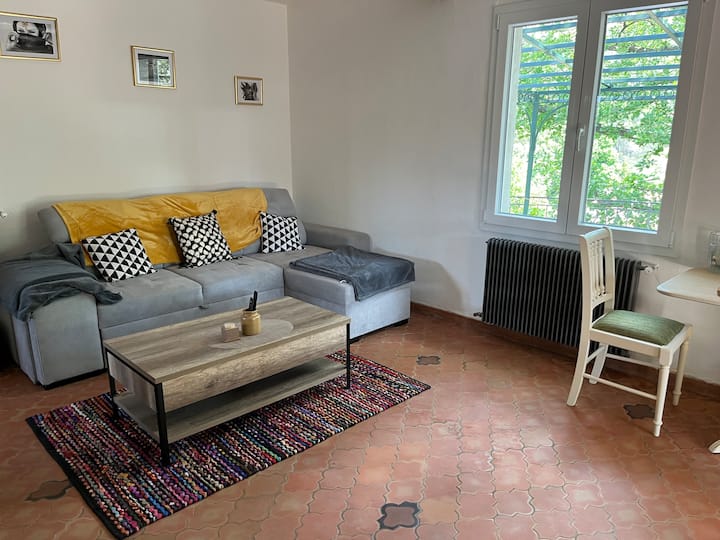 Divan-krevat me 2 persona në dhomën e ndenjjes dhe kondicioner i kthyeshëm (verë,dimër)